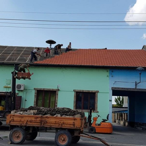 <center>Tetőjavítási munkálatok a<br />kupuszinai tűzoltóság épületén</center>