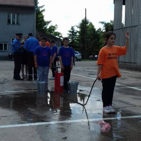 <center>Gombosi Önkéntes Tűzoltó<br />Testület gyerekcsapata</center>